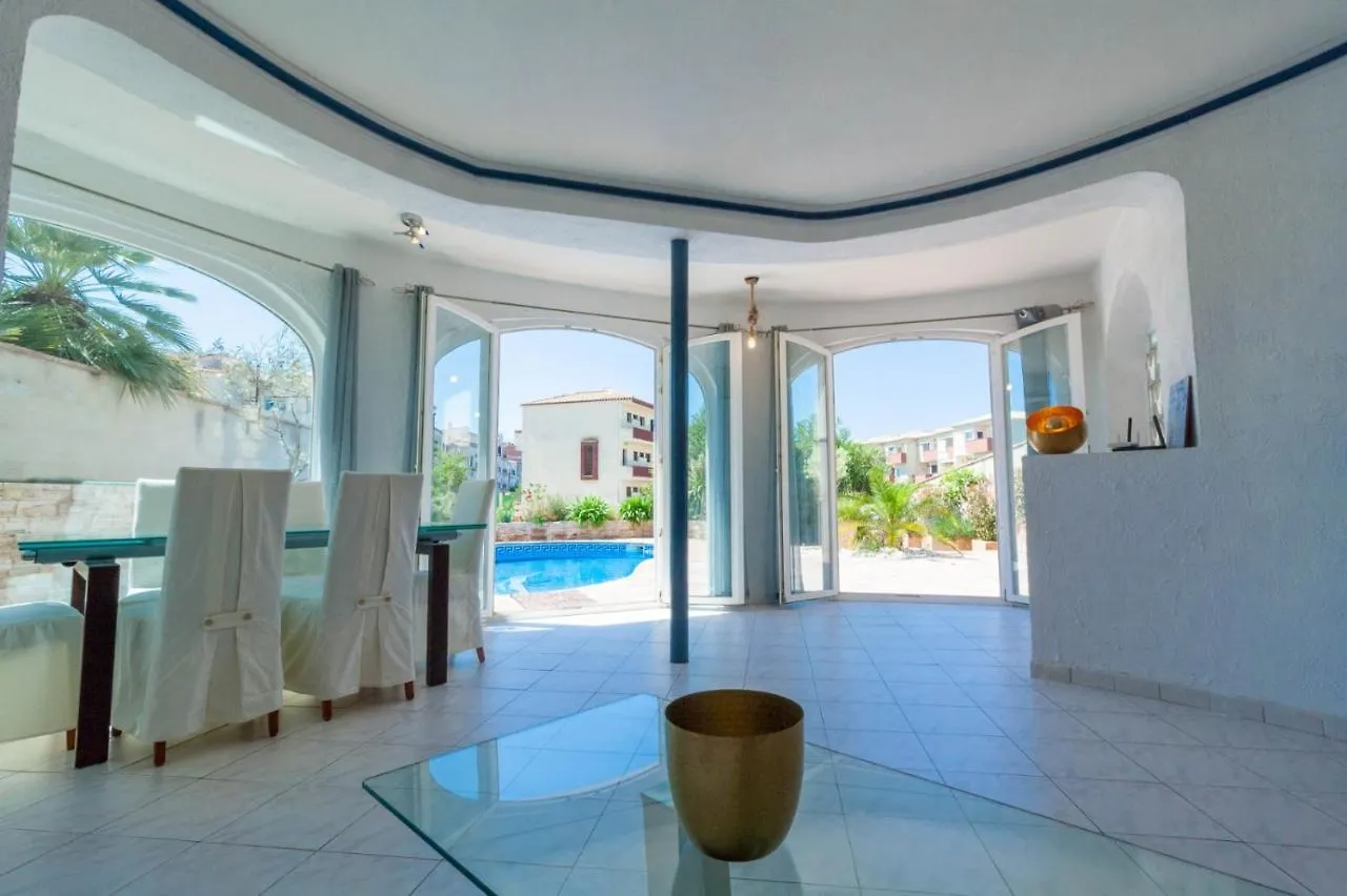 Canal Villa Empuriabrava: Private Mooring, Pool & Air-Conditioned Rooms 0*, Empuriabrava Spain