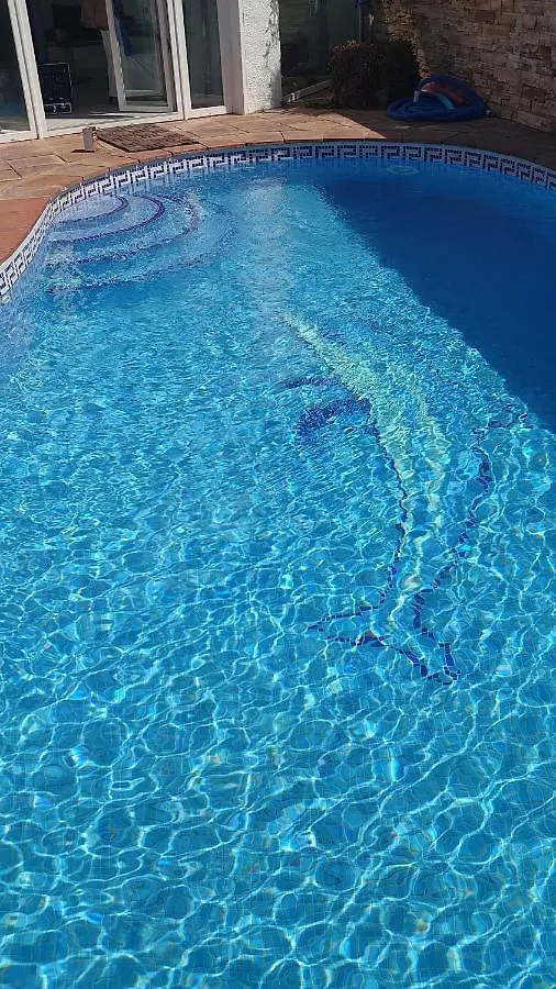 Canal Villa Empuriabrava: Private Mooring, Pool & Air-Conditioned Rooms