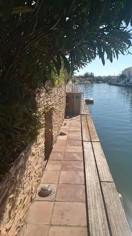 Canal Villa Empuriabrava: Private Mooring, Pool & Air-Conditioned Rooms