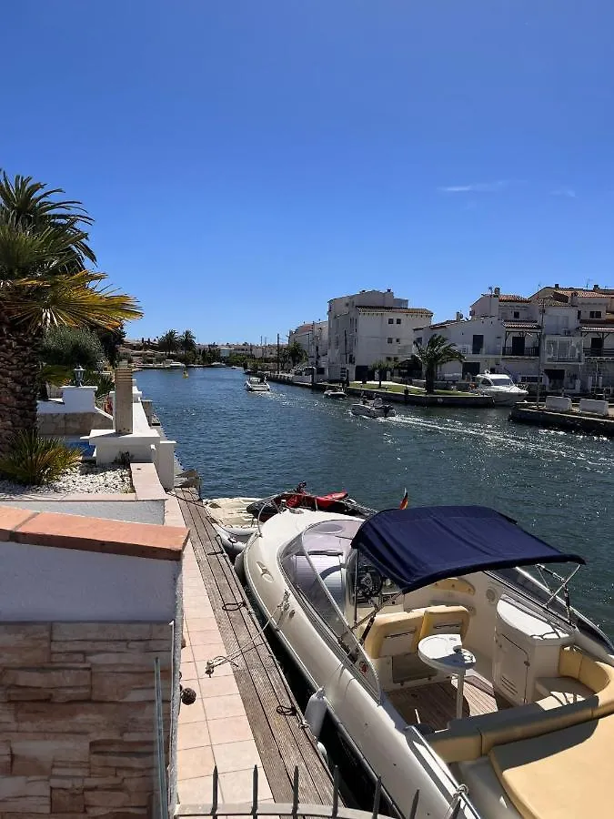 Canal Villa Empuriabrava: Private Mooring, Pool & Air-Conditioned Rooms Empuriabrava