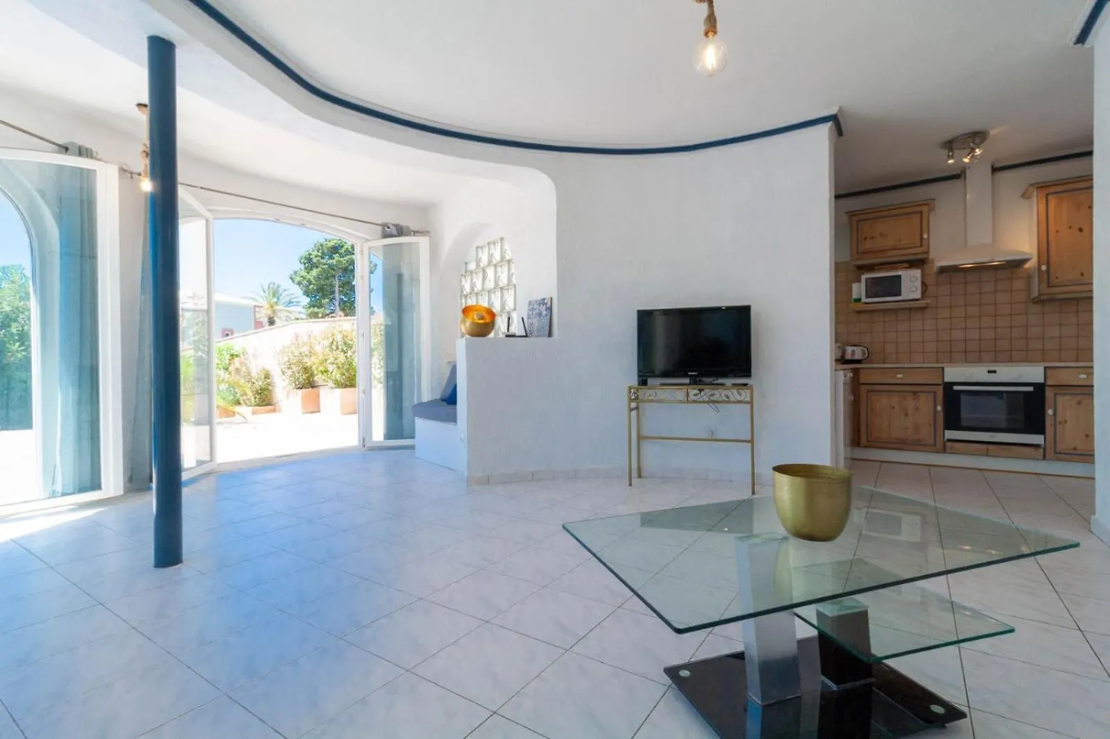 Canal Villa Empuriabrava: Private Mooring, Pool & Air-Conditioned Rooms