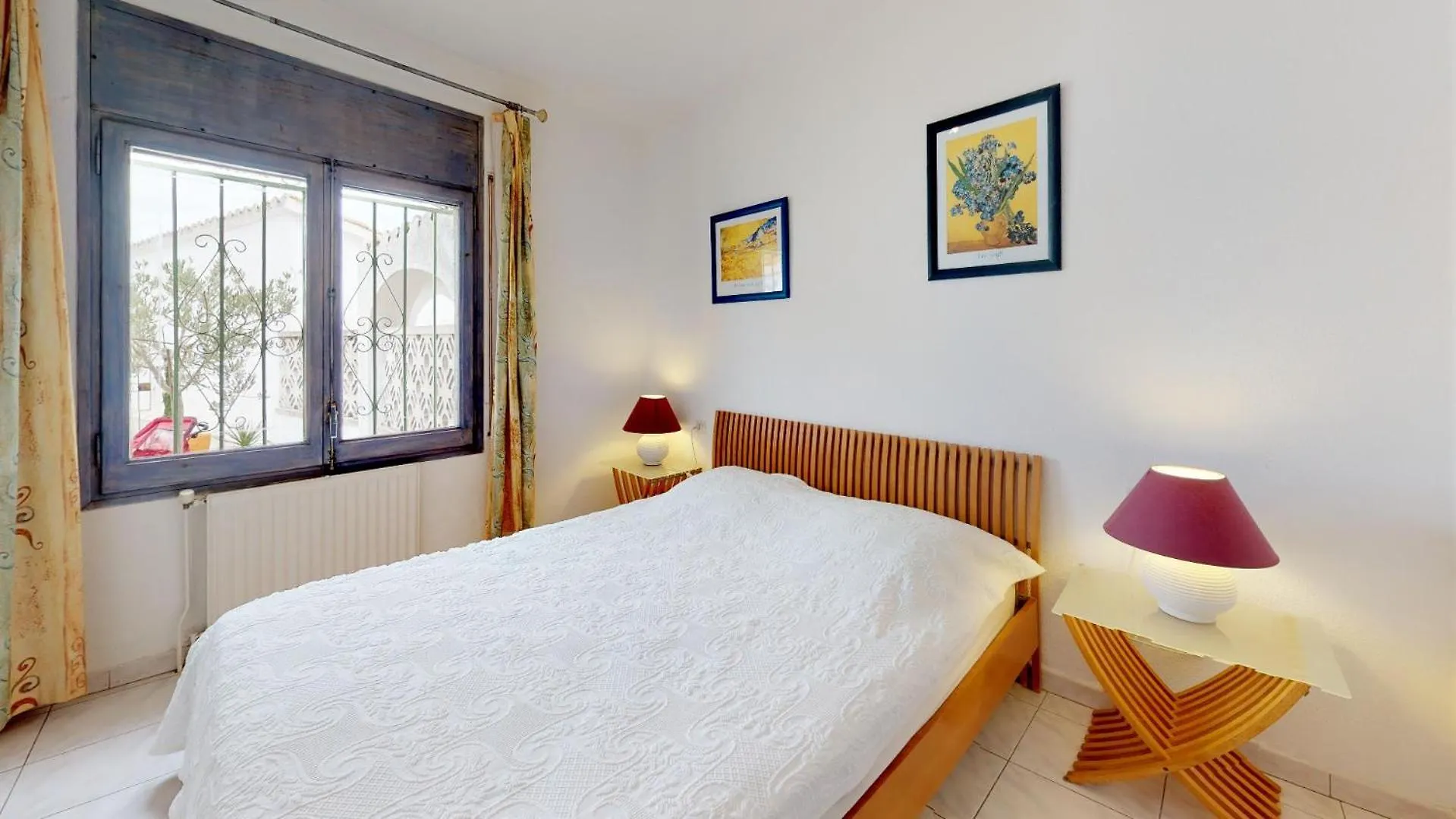 Canal Villa Empuriabrava: Private Mooring, Pool & Air-Conditioned Rooms Empuriabrava