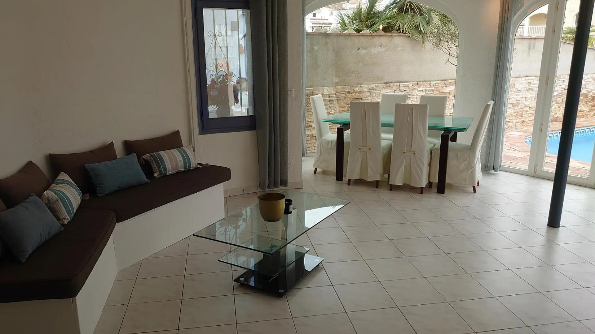 Canal Villa Empuriabrava: Private Mooring, Pool & Air-Conditioned Rooms