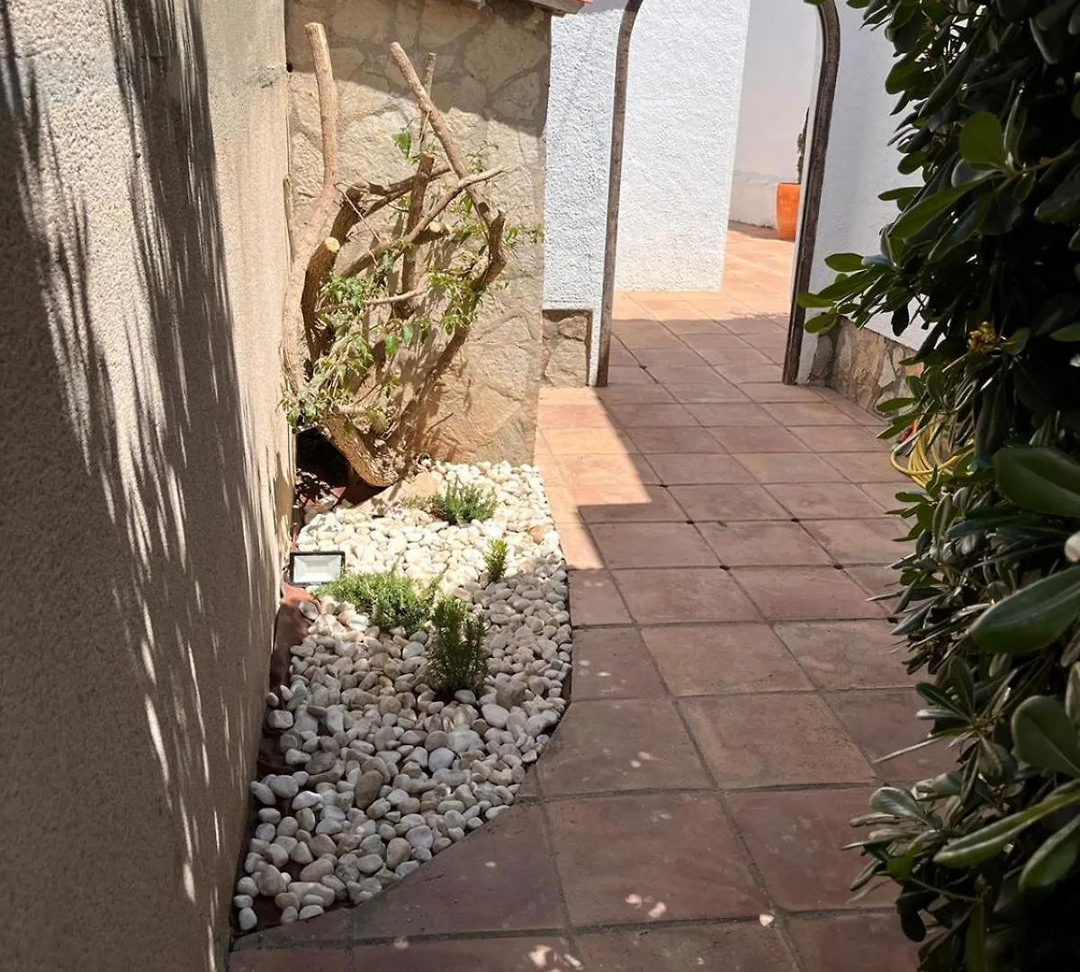 Canal Villa Empuriabrava: Private Mooring, Pool & Air-Conditioned Rooms