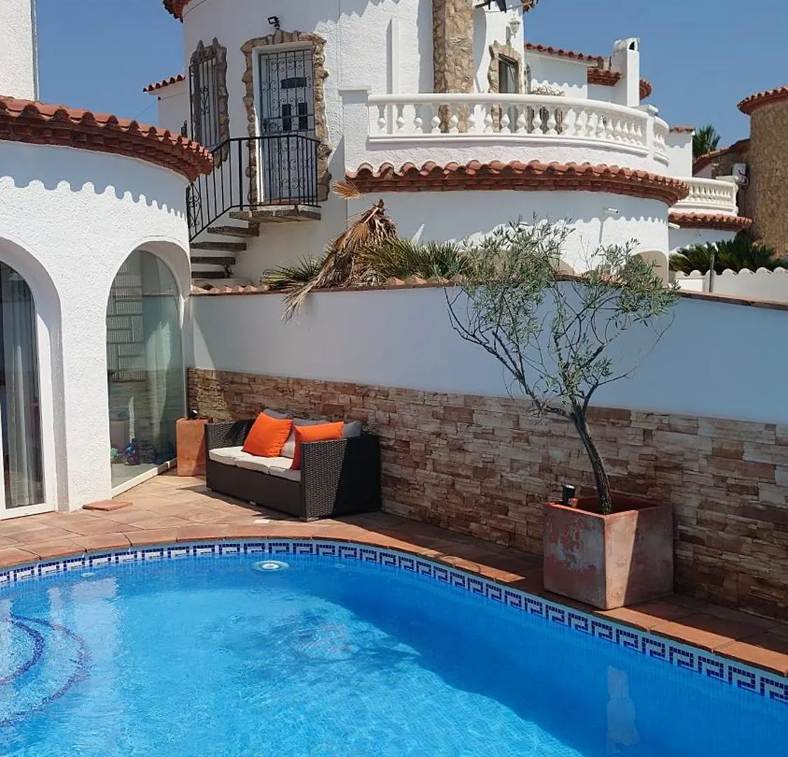 Canal Villa Empuriabrava: Private Mooring, Pool & Air-Conditioned Rooms
