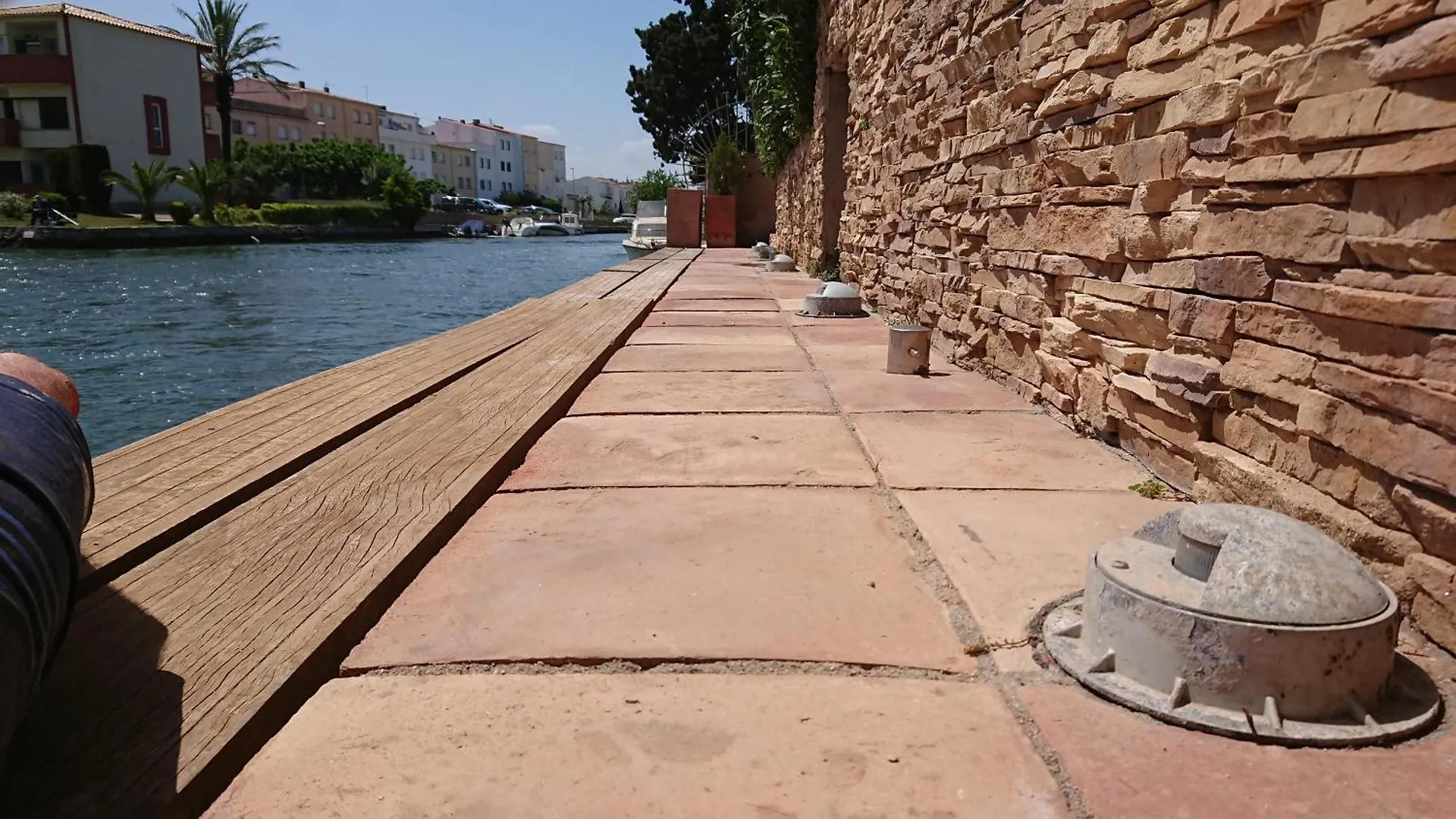Canal Villa Empuriabrava: Private Mooring, Pool & Air-Conditioned Rooms Spain