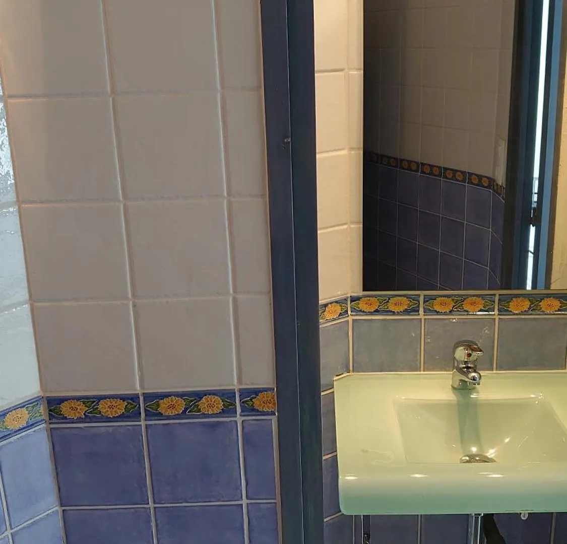 Canal Villa Empuriabrava: Private Mooring, Pool & Air-Conditioned Rooms