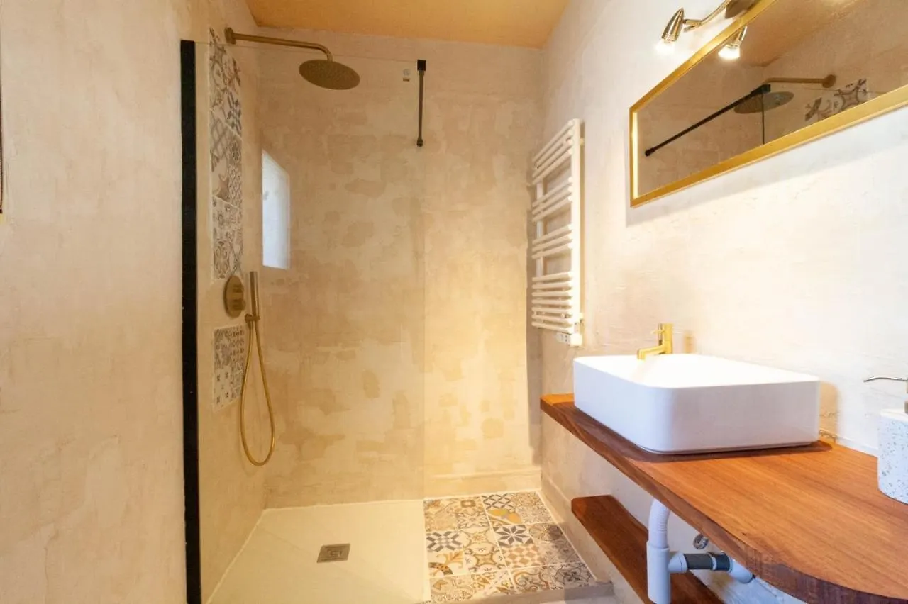 Canal Villa Empuriabrava: Private Mooring, Pool & Air-Conditioned Rooms