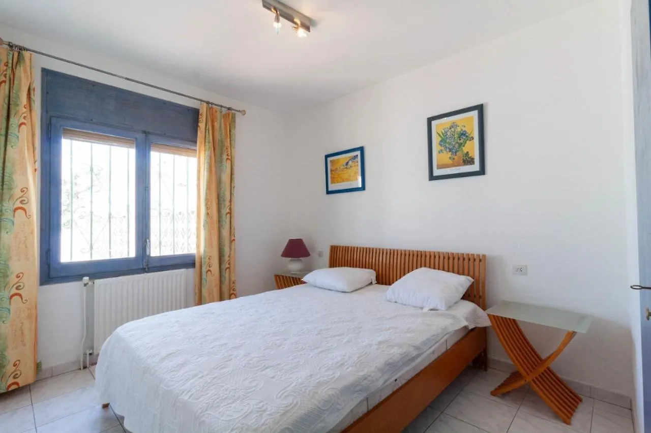 Canal Villa Empuriabrava: Private Mooring, Pool & Air-Conditioned Rooms Spain