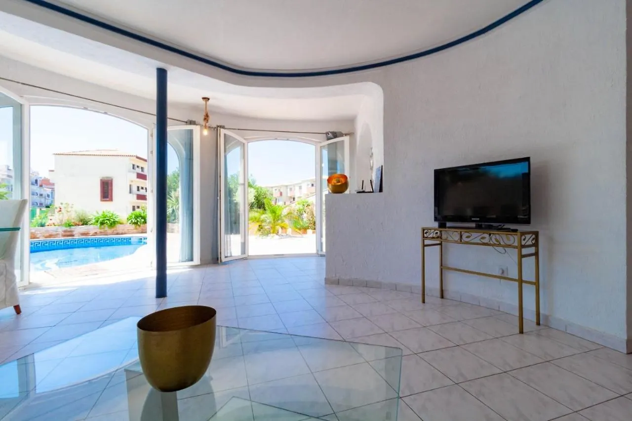Canal Villa Empuriabrava: Private Mooring, Pool & Air-Conditioned Rooms