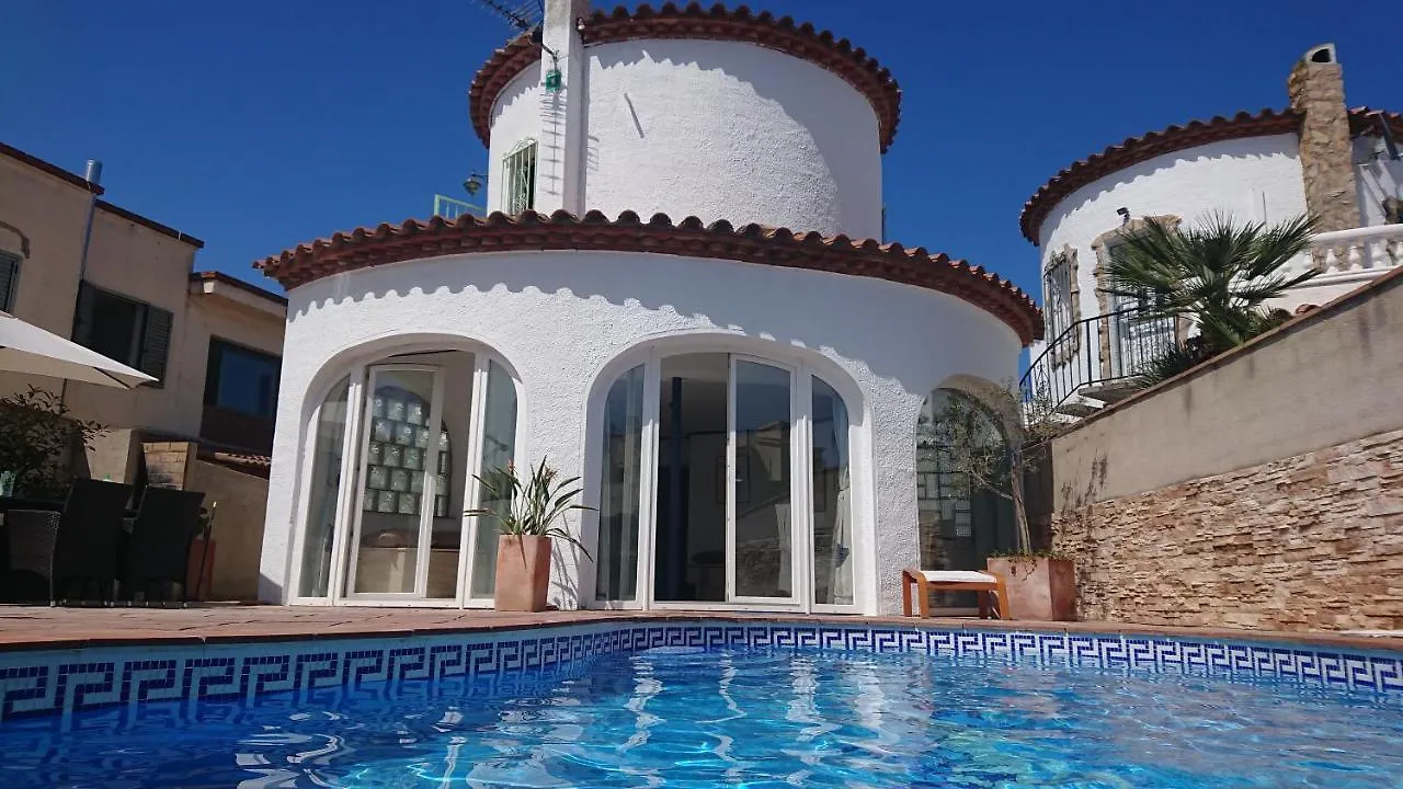 Canal Villa Empuriabrava: Private Mooring, Pool & Air-Conditioned Rooms 0*, Empuriabrava Spain