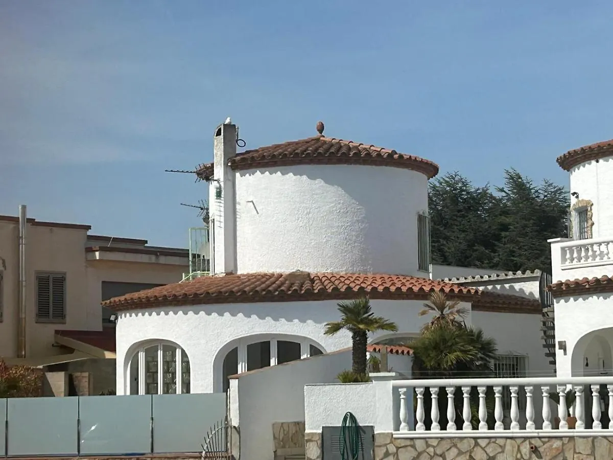 Canal Villa Empuriabrava: Private Mooring, Pool & Air-Conditioned Rooms