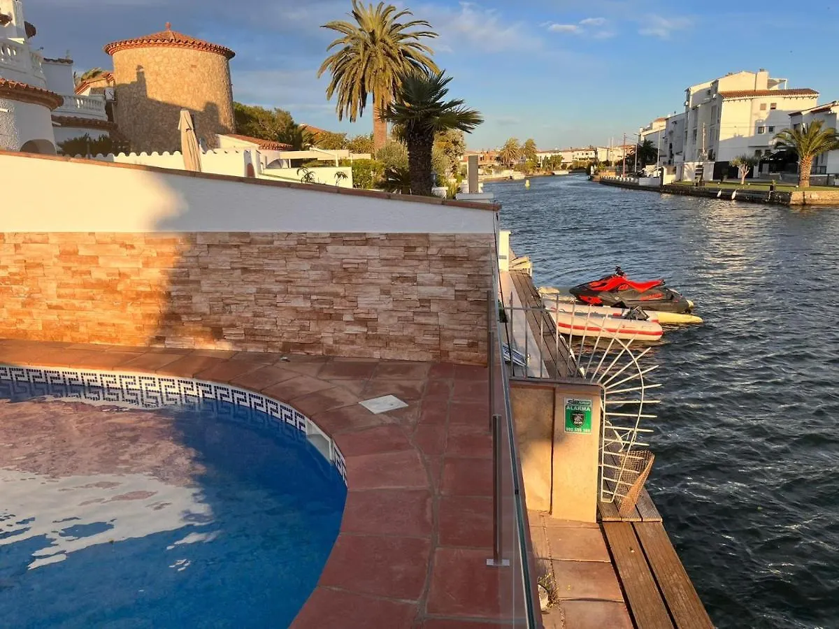 Canal Villa Empuriabrava: Private Mooring, Pool & Air-Conditioned Rooms