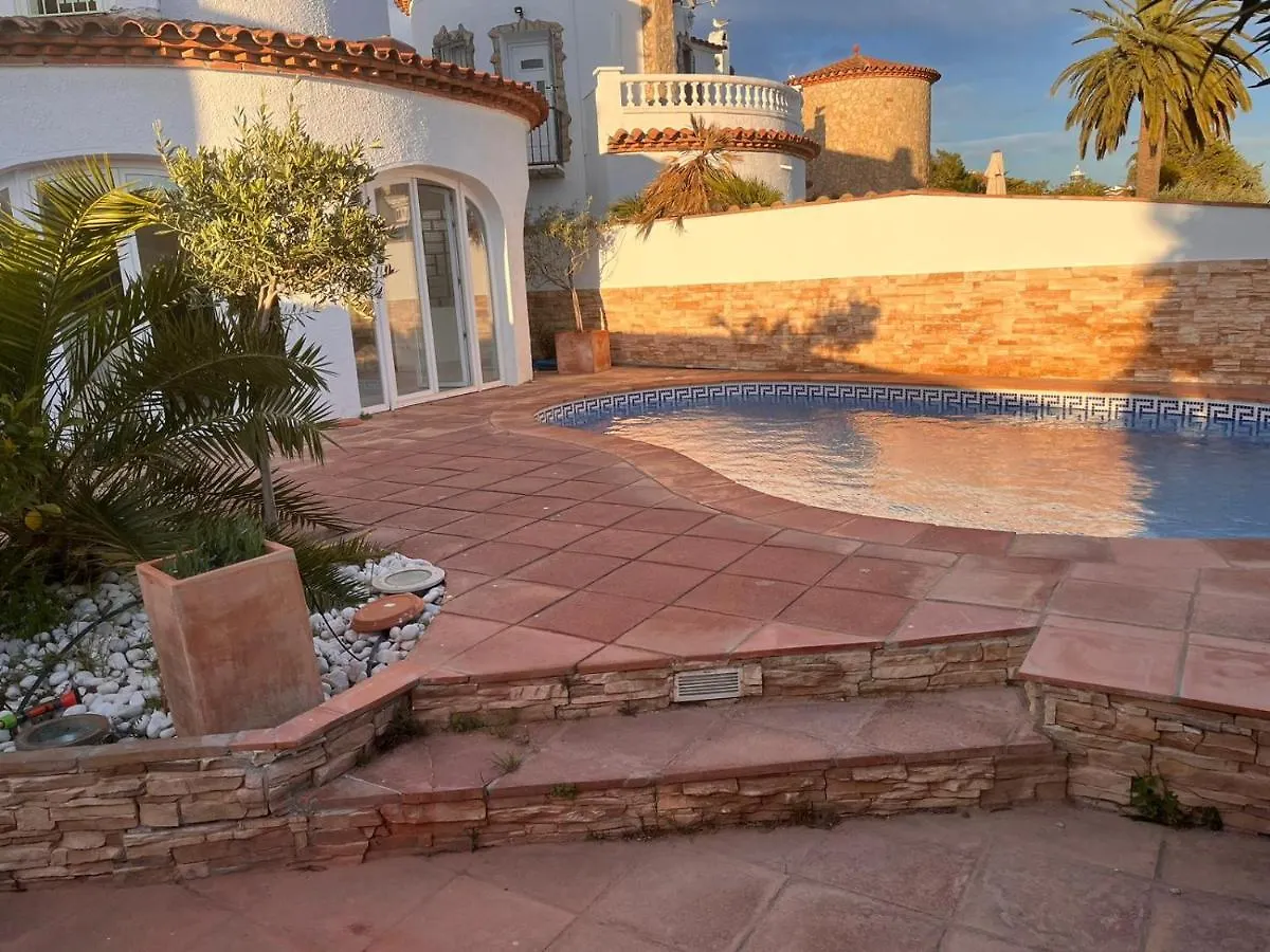 Canal Villa Empuriabrava: Private Mooring, Pool & Air-Conditioned Rooms 0*, Empuriabrava
