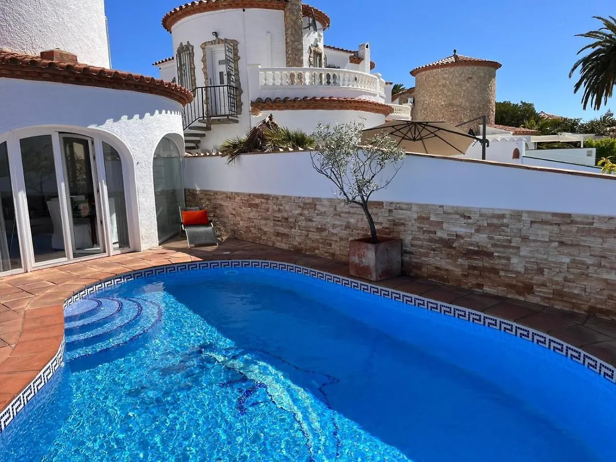 Villa Empuriabrava On Main Canal With 13 M Private Mooring, Private Pool, Air Con In All Rooms, Non-Smoking location