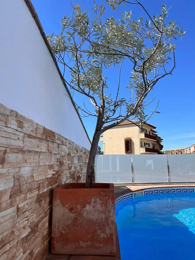 Canal Villa Empuriabrava: Private Mooring, Pool & Air-Conditioned Rooms Spain