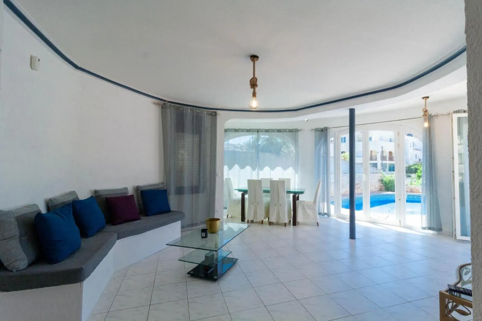 Canal Villa Empuriabrava: Private Mooring, Pool & Air-Conditioned Rooms