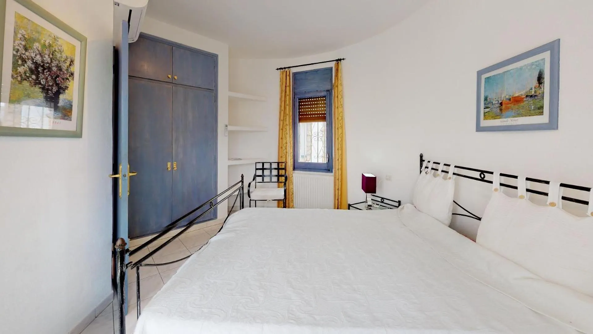 Canal Villa Empuriabrava: Private Mooring, Pool & Air-Conditioned Rooms