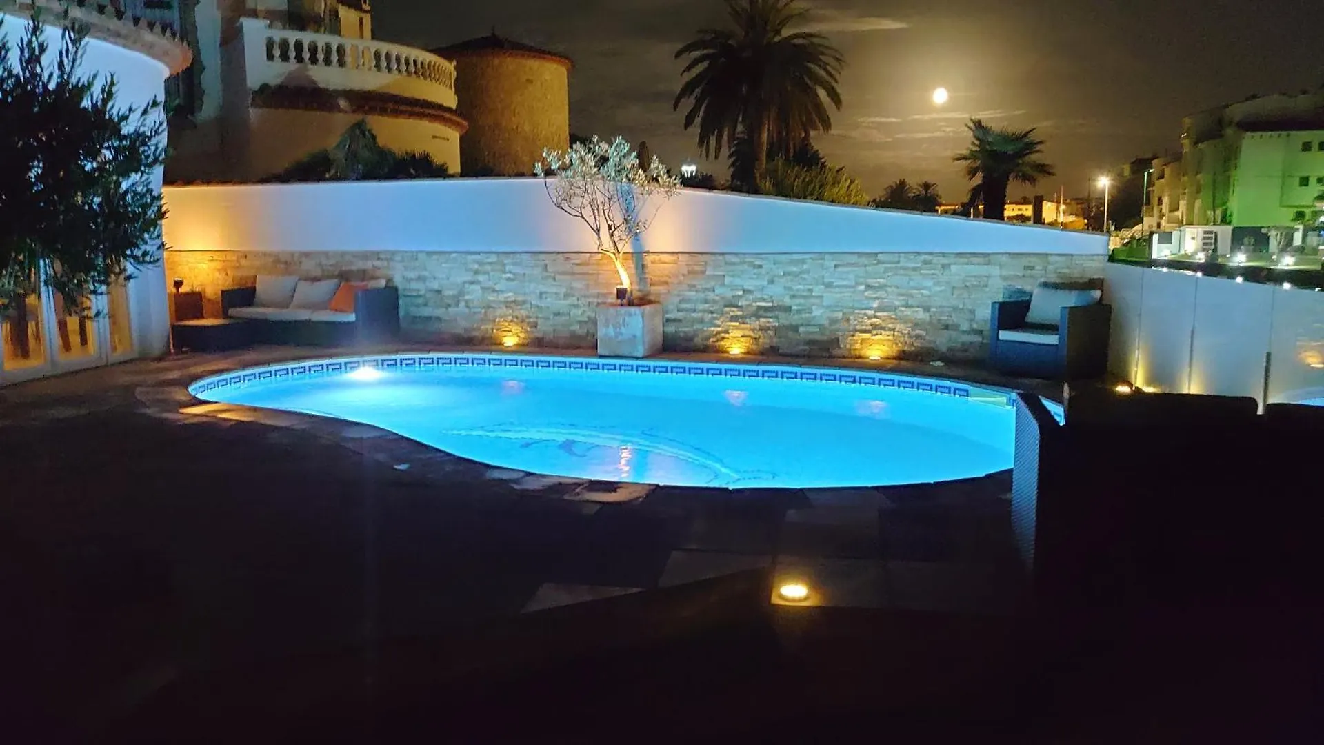 Canal Villa Empuriabrava: Private Mooring, Pool & Air-Conditioned Rooms  Empuriabrava
