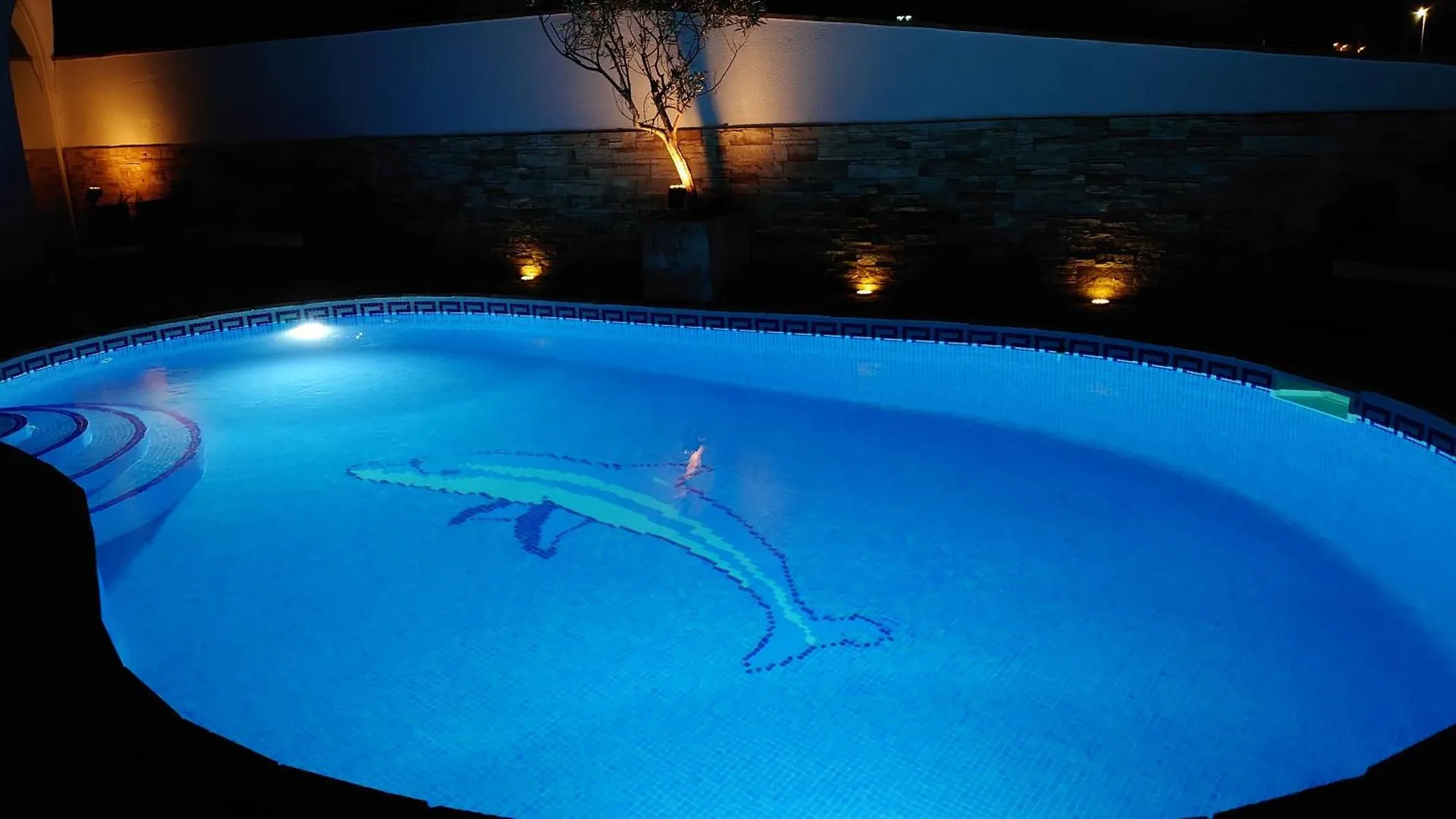 Canal Villa Empuriabrava: Private Mooring, Pool & Air-Conditioned Rooms Spain