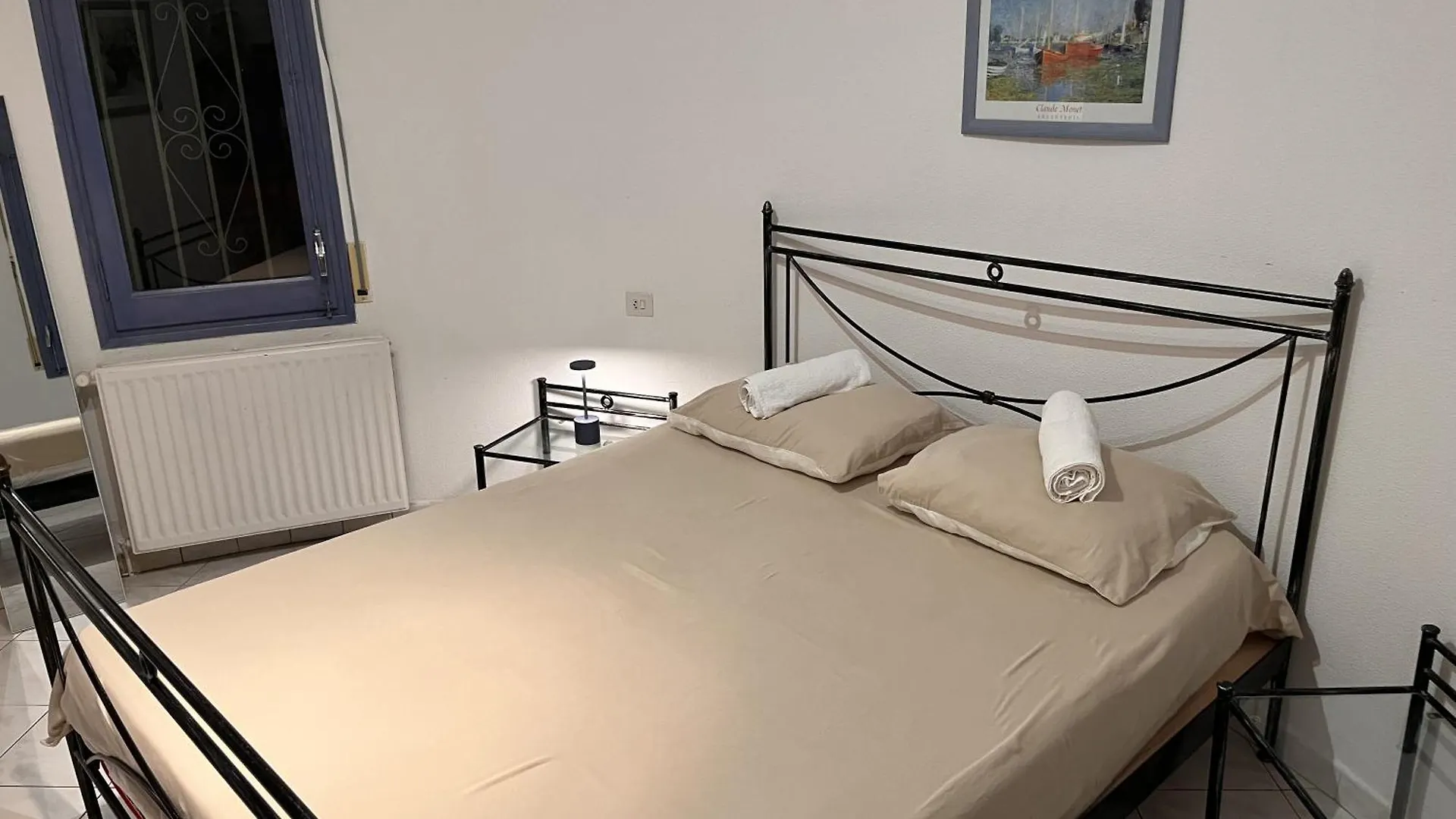 Canal Villa Empuriabrava: Private Mooring, Pool & Air-Conditioned Rooms Empuriabrava