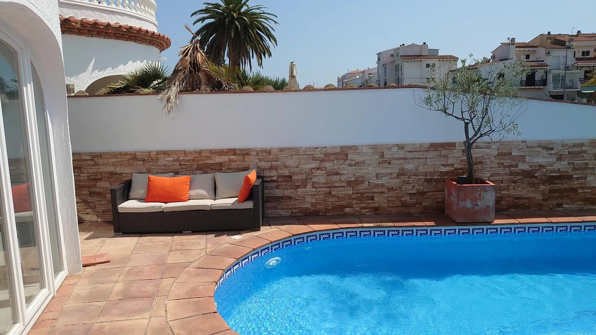 Canal Villa Empuriabrava: Private Mooring, Pool & Air-Conditioned Rooms 0*, Empuriabrava