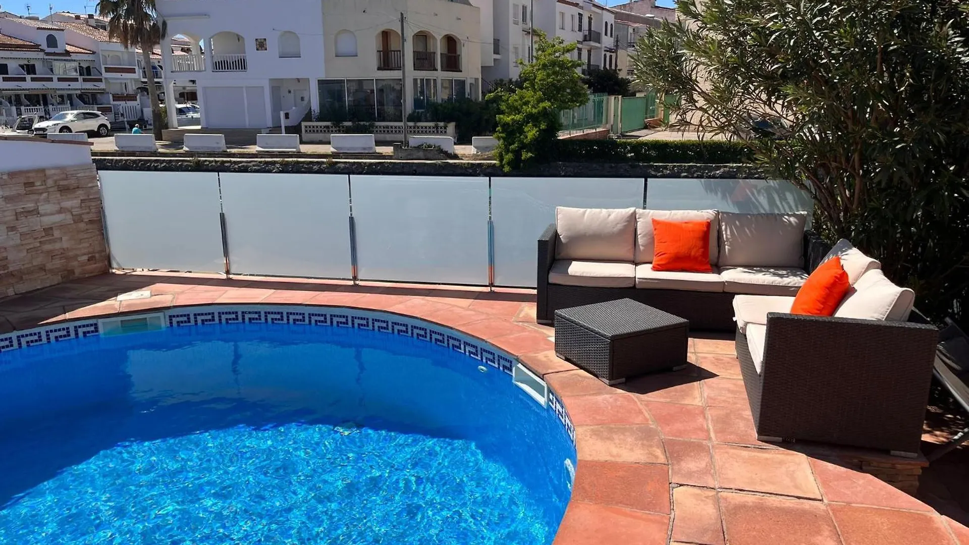 Canal Villa Empuriabrava: Private Mooring, Pool & Air-Conditioned Rooms  Empuriabrava