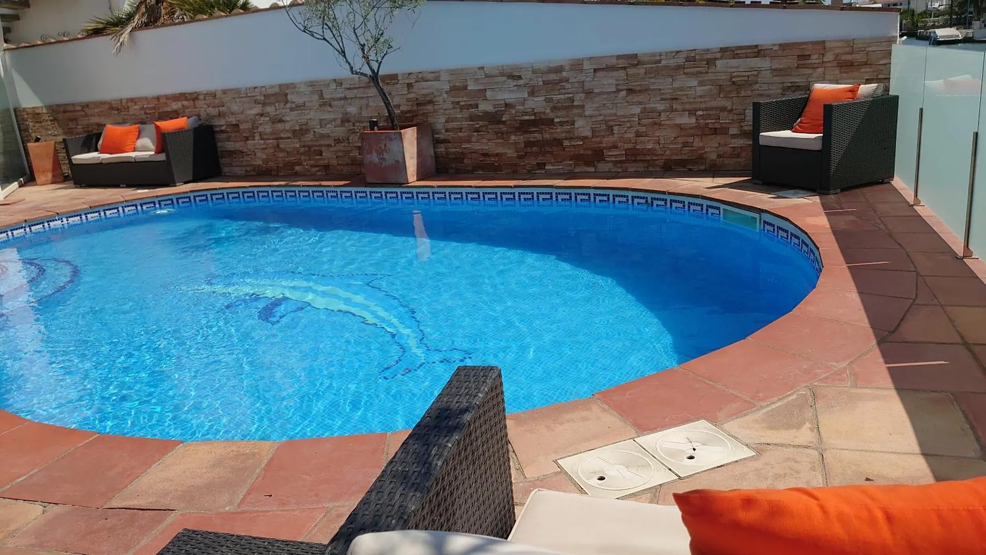 Canal Villa Empuriabrava: Private Mooring, Pool & Air-Conditioned Rooms Spain