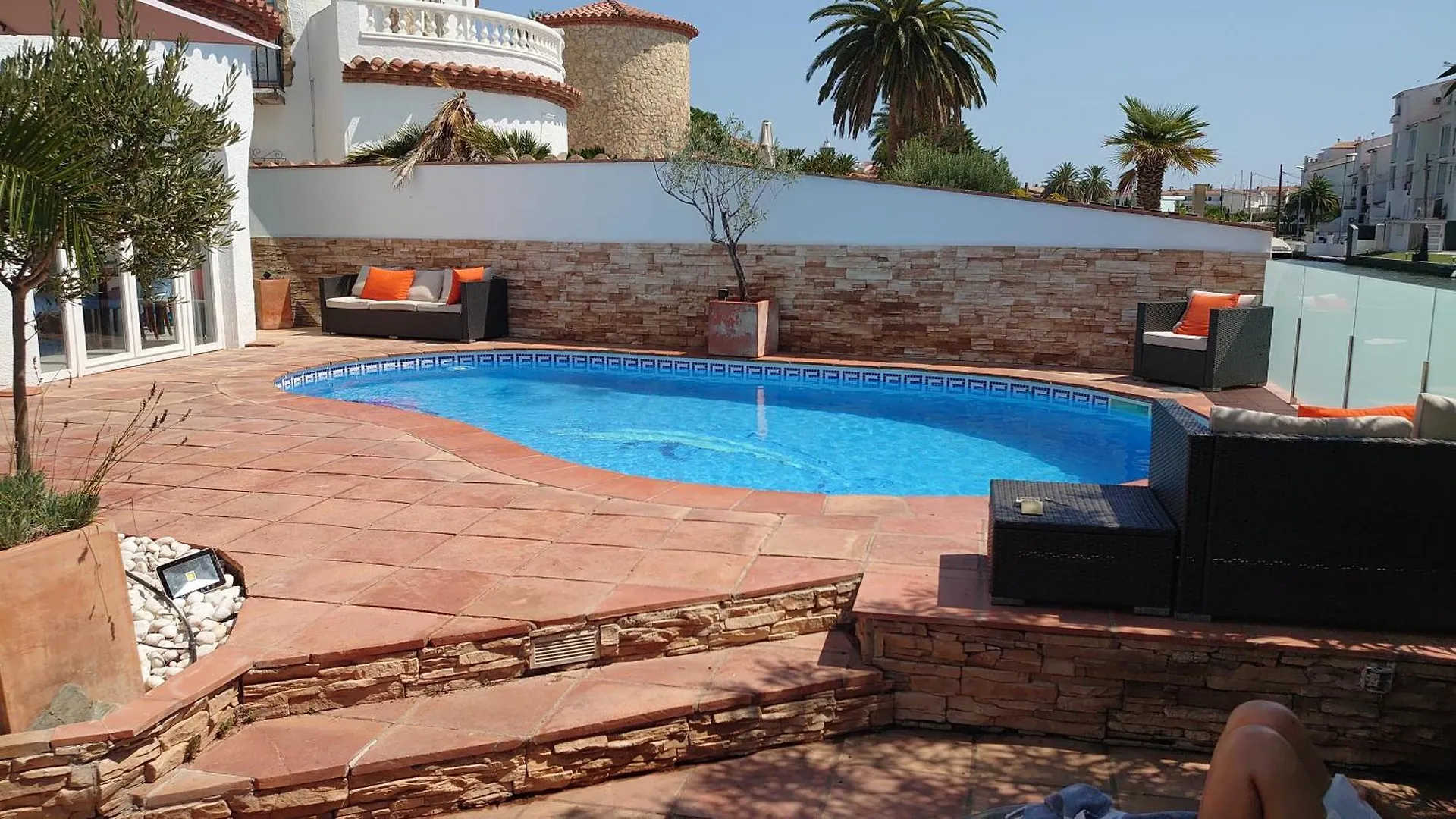 Canal Villa Empuriabrava: Private Mooring, Pool & Air-Conditioned Rooms Empuriabrava