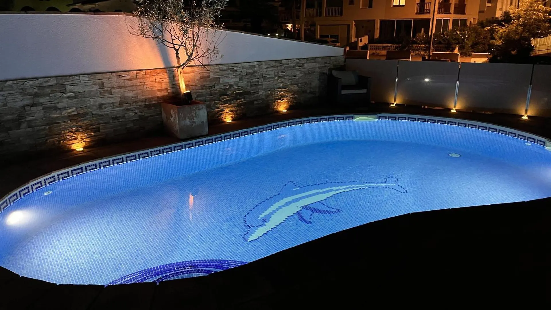 Canal Villa Empuriabrava: Private Mooring, Pool & Air-Conditioned Rooms Empuriabrava