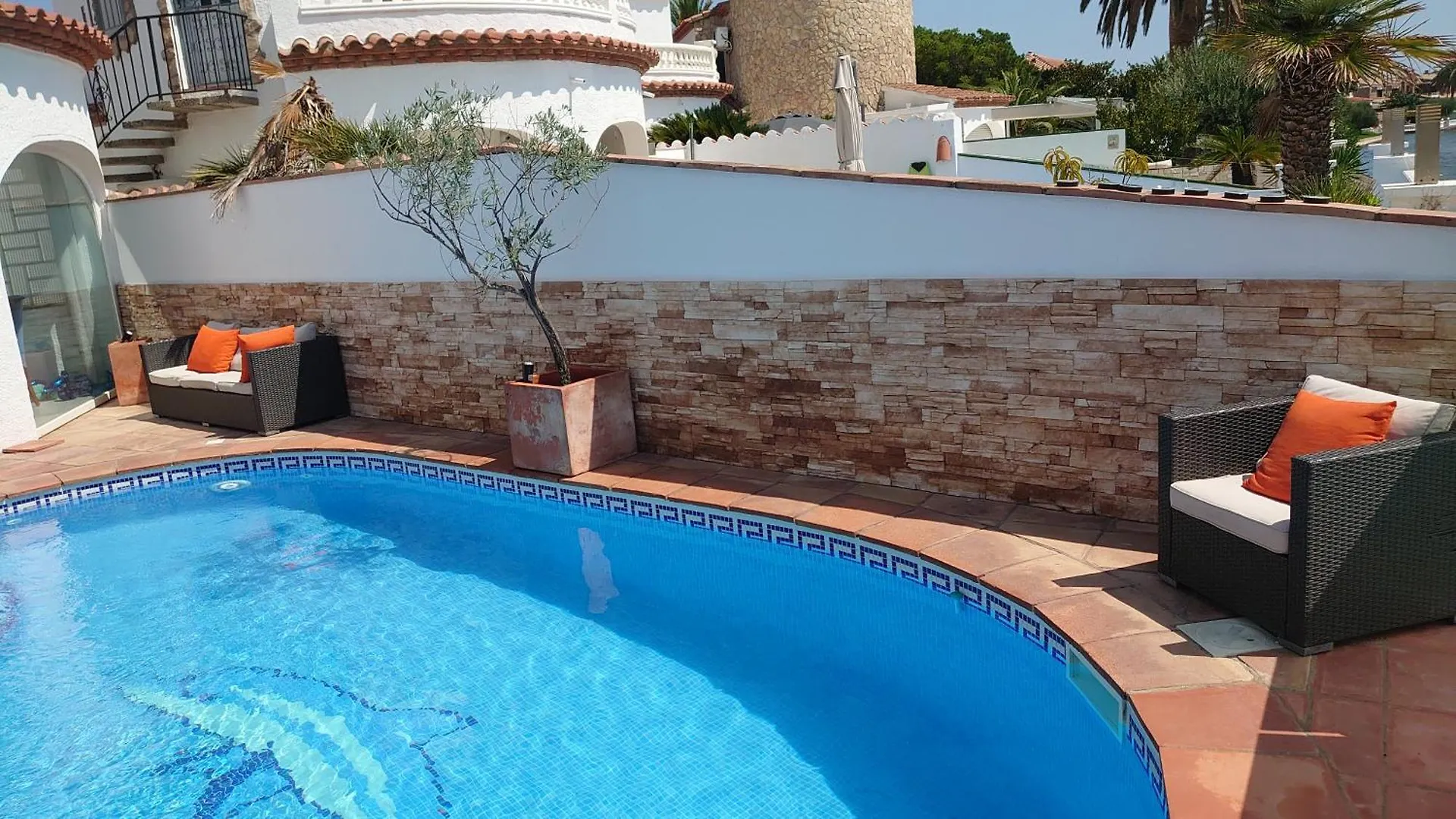 Canal Villa Empuriabrava: Private Mooring, Pool & Air-Conditioned Rooms  Empuriabrava
