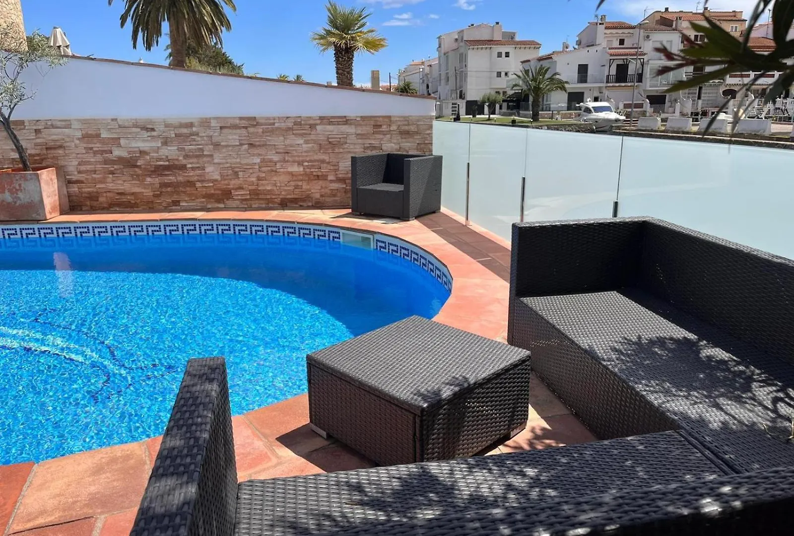 Canal Villa Empuriabrava: Private Mooring, Pool & Air-Conditioned Rooms Spain