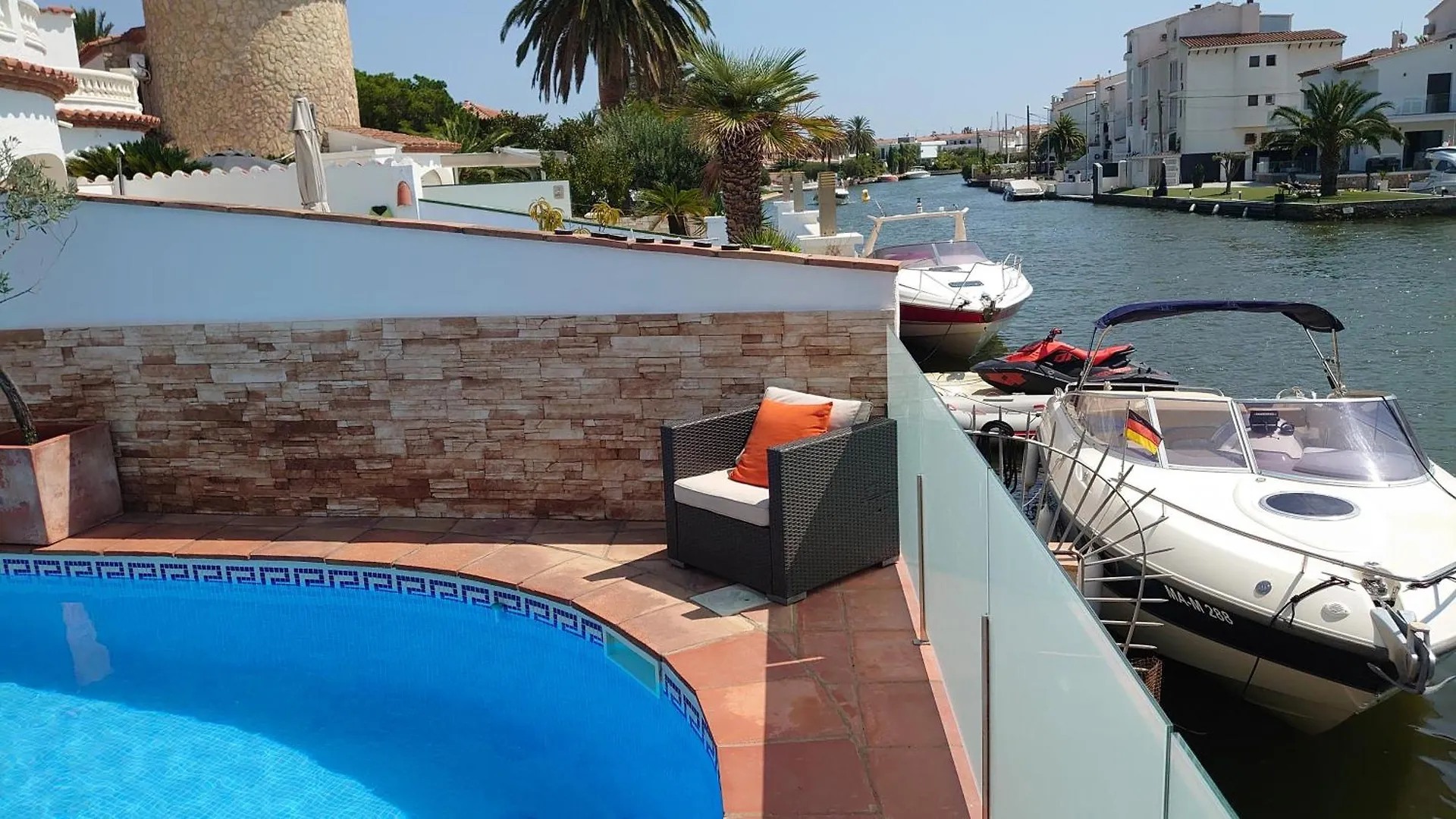 Canal Villa Empuriabrava: Private Mooring, Pool & Air-Conditioned Rooms