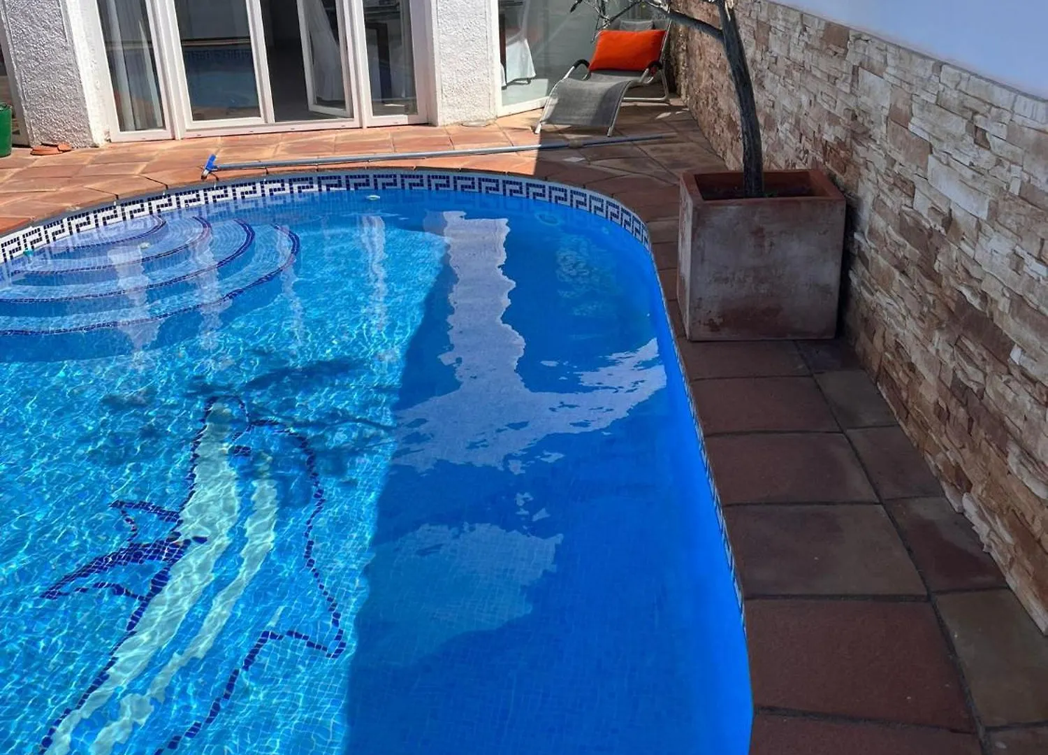 Canal Villa Empuriabrava: Private Mooring, Pool & Air-Conditioned Rooms