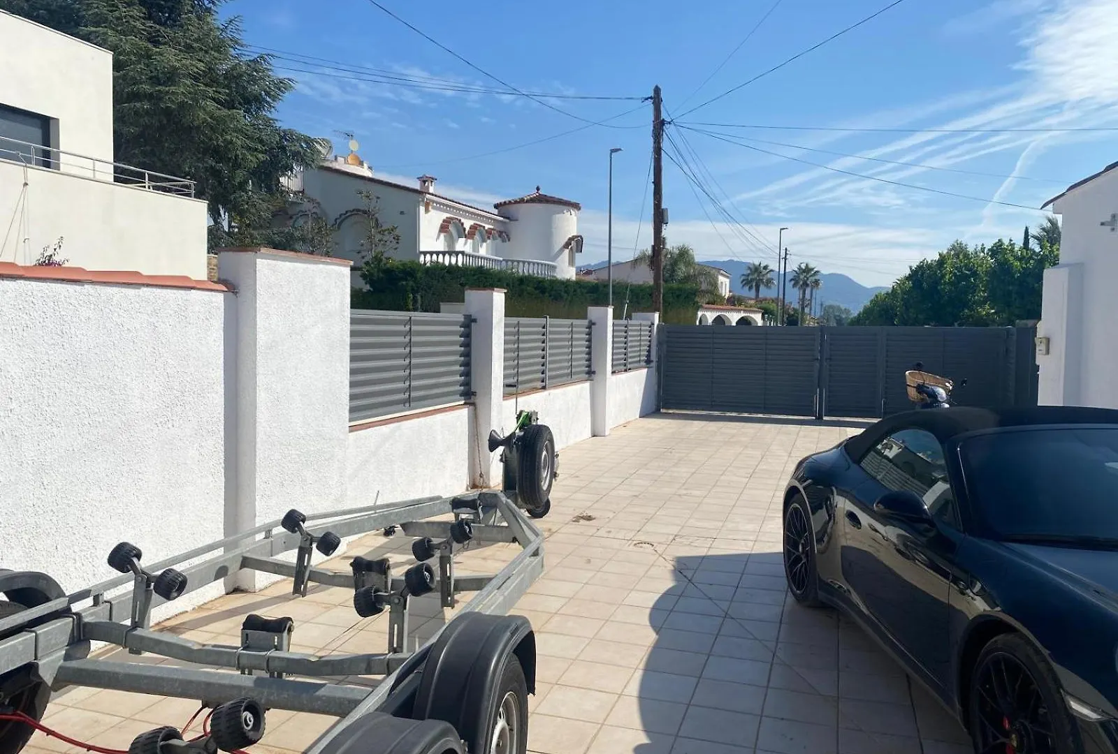 Canal Villa Empuriabrava: Private Mooring, Pool & Air-Conditioned Rooms
